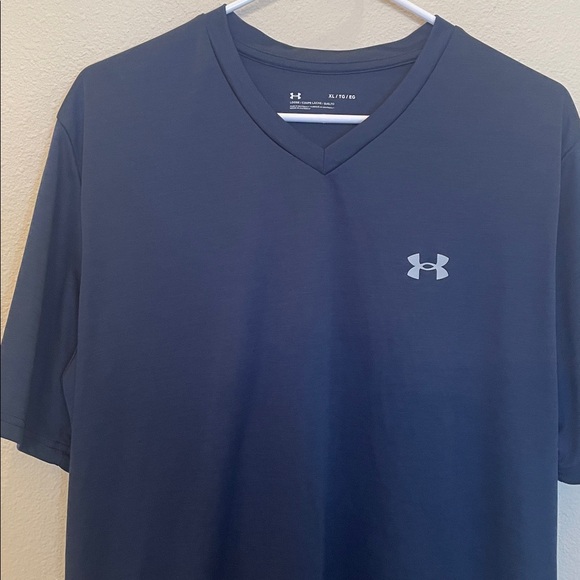 Under Armour Loose V Neck Shirt Size XL - Picture 2 of 5